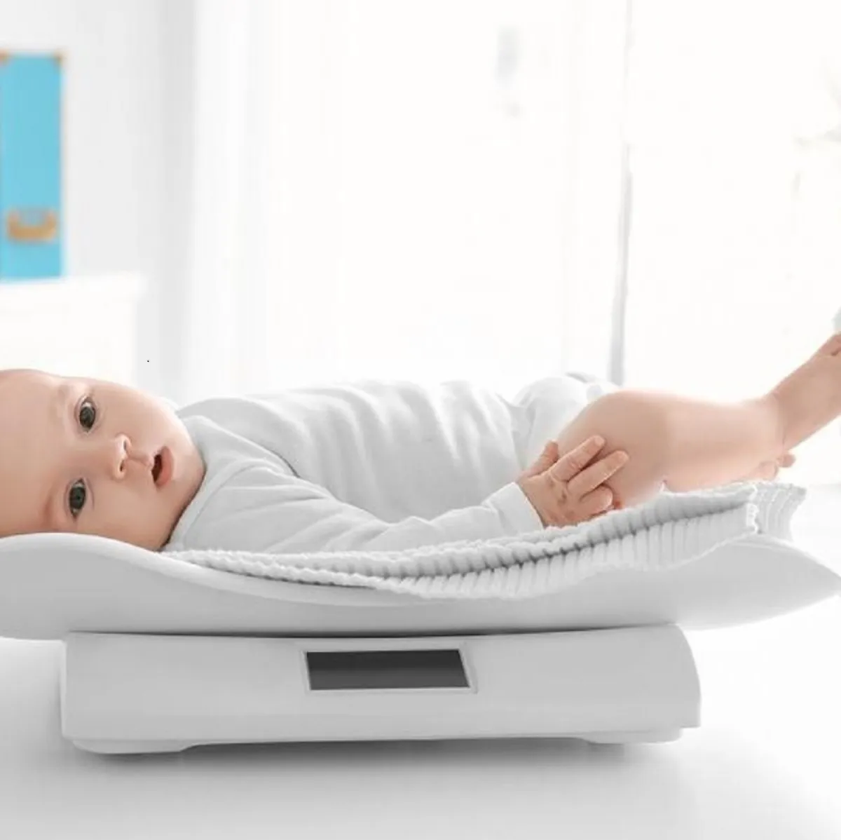 صورة لطفل على الميزان