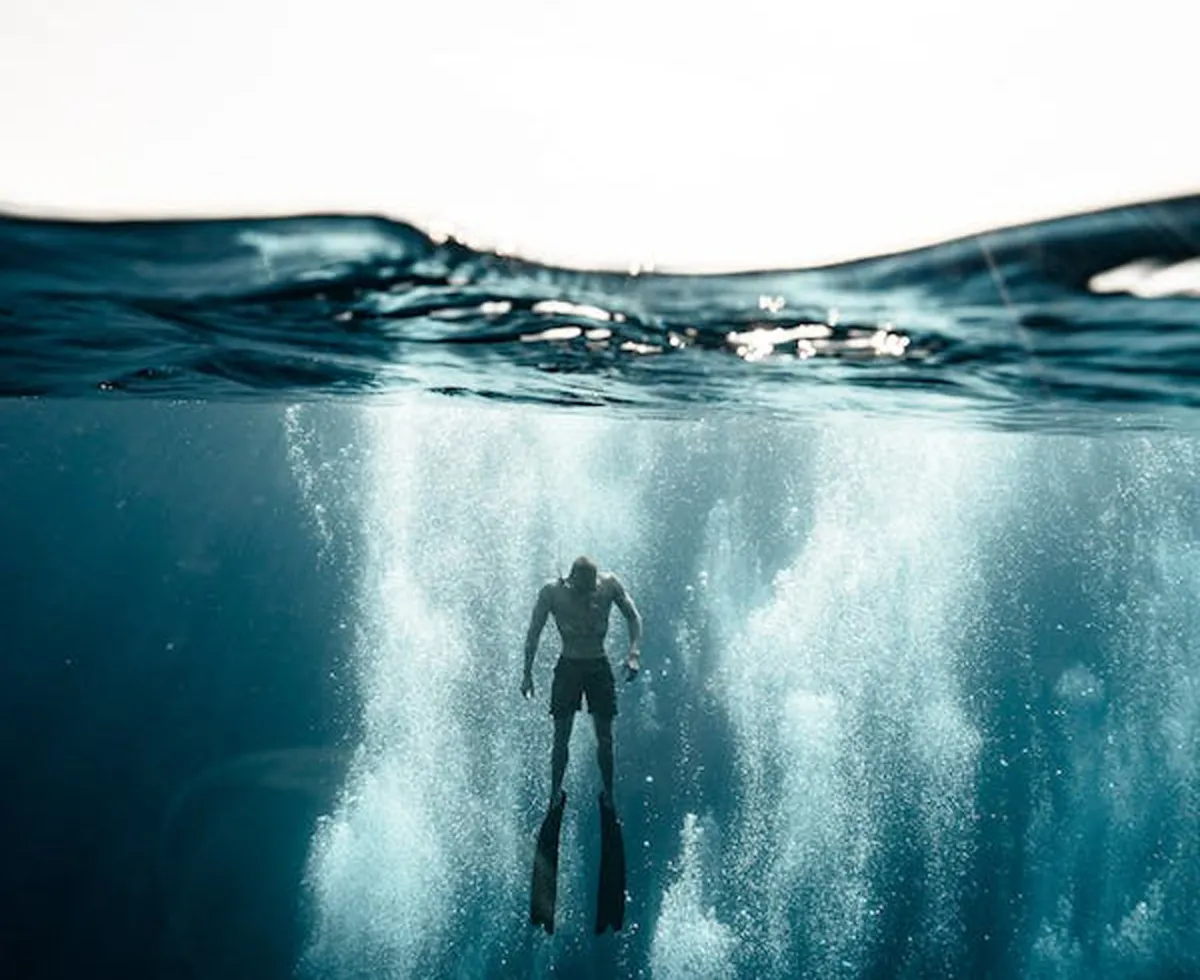 رجل يسجل رقماً قياسياً للعيش تحت الماء