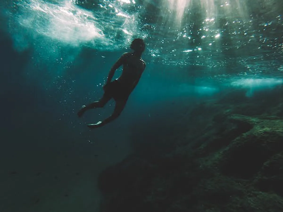 رجل يسجل رقماً قياسياً للعيش تحت الماء