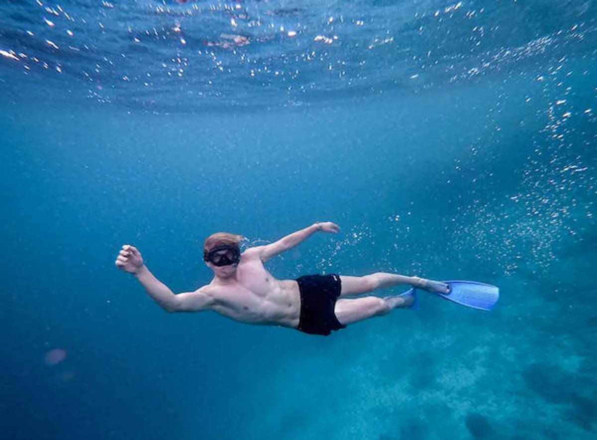 رجل يسجل رقماً قياسياً للعيش تحت الماء