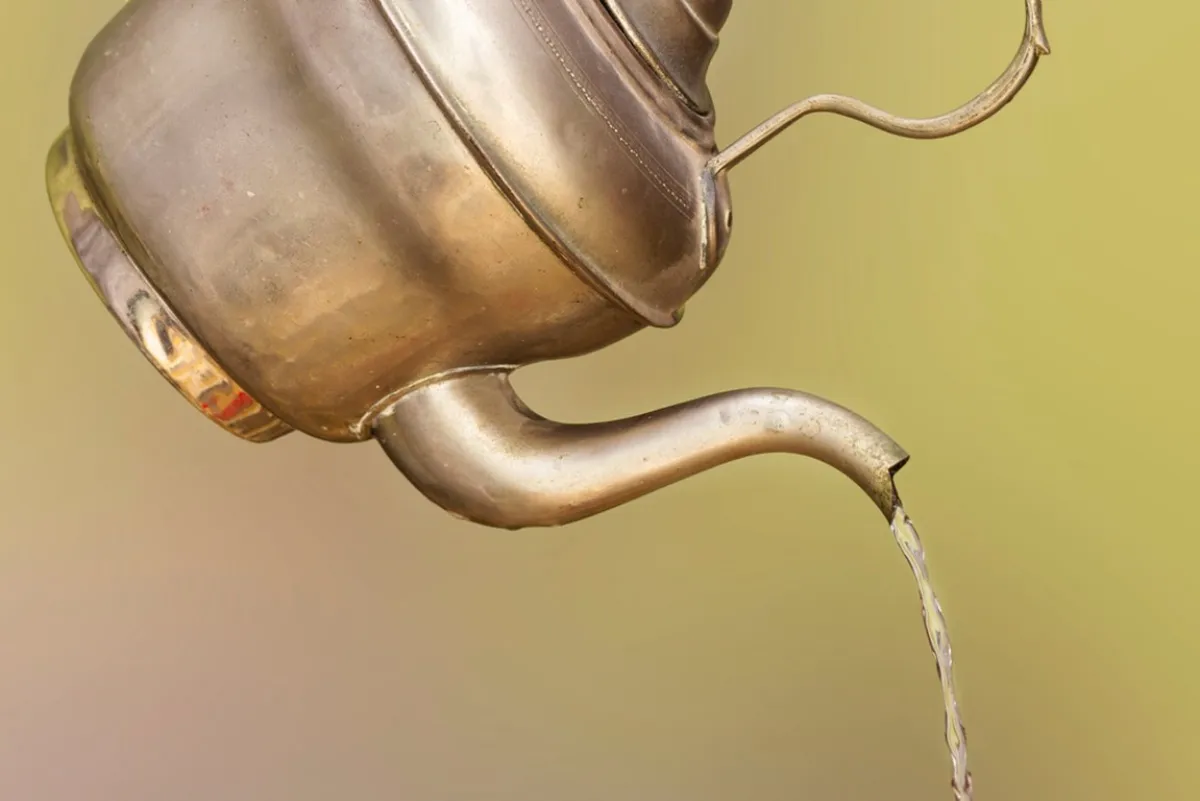 ما هي المواد المنزلية المُستخدمة في تنظيف الأواني النحاس؟