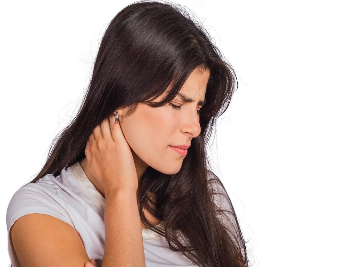 يبدأ تشخيص القرص الغضروفي بالفحص البدني الكامل للرقبة والذراعين والأطراف السفلية (المصدر: Freepik)