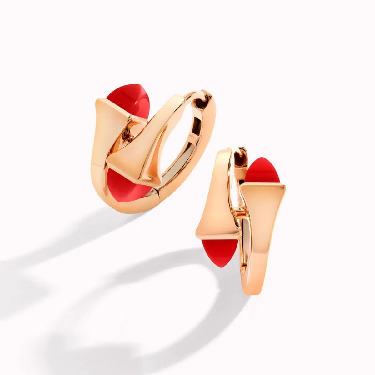 أقراط Cleo Gold Huggie من مارلي Marli New York 