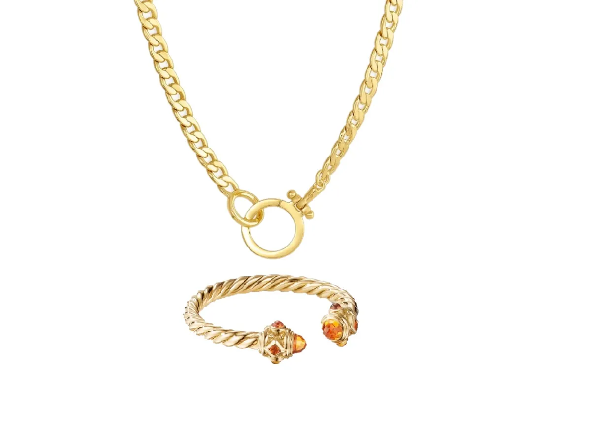 قطع مجوهرات أساسية في شنطة سفر العطلات الصيفية