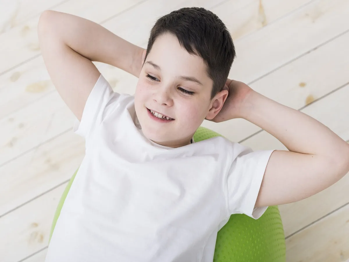 صورة لطفل يقوم بالتمارين