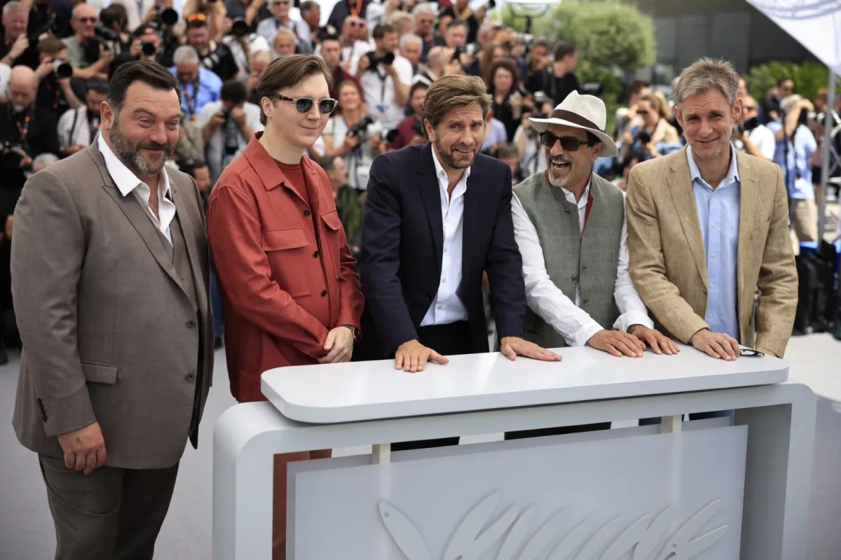 Ruben Ostlund with members of the jury. French actor Denis Menochet, US actor Paul Dano, French-Afghan writer and film director Atiq Rahimi and Argentinian film director Damian Szifron in Cannes, southern France, on May 16, 2023. (Photo by Valery HACHE / AFP)