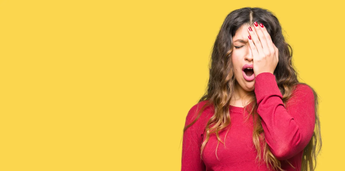 صورة لفتاة تشعر بالنعاس