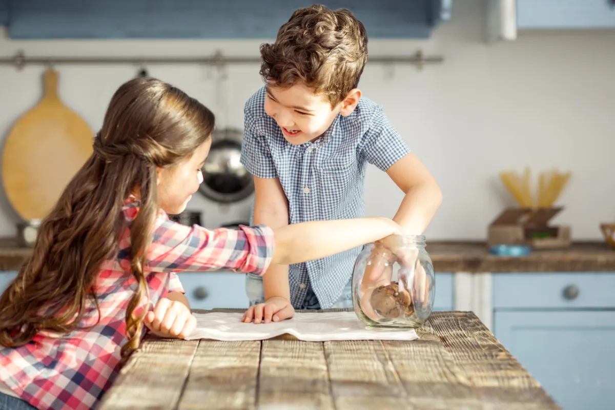 صورة أطفال يأكلون الحلوى