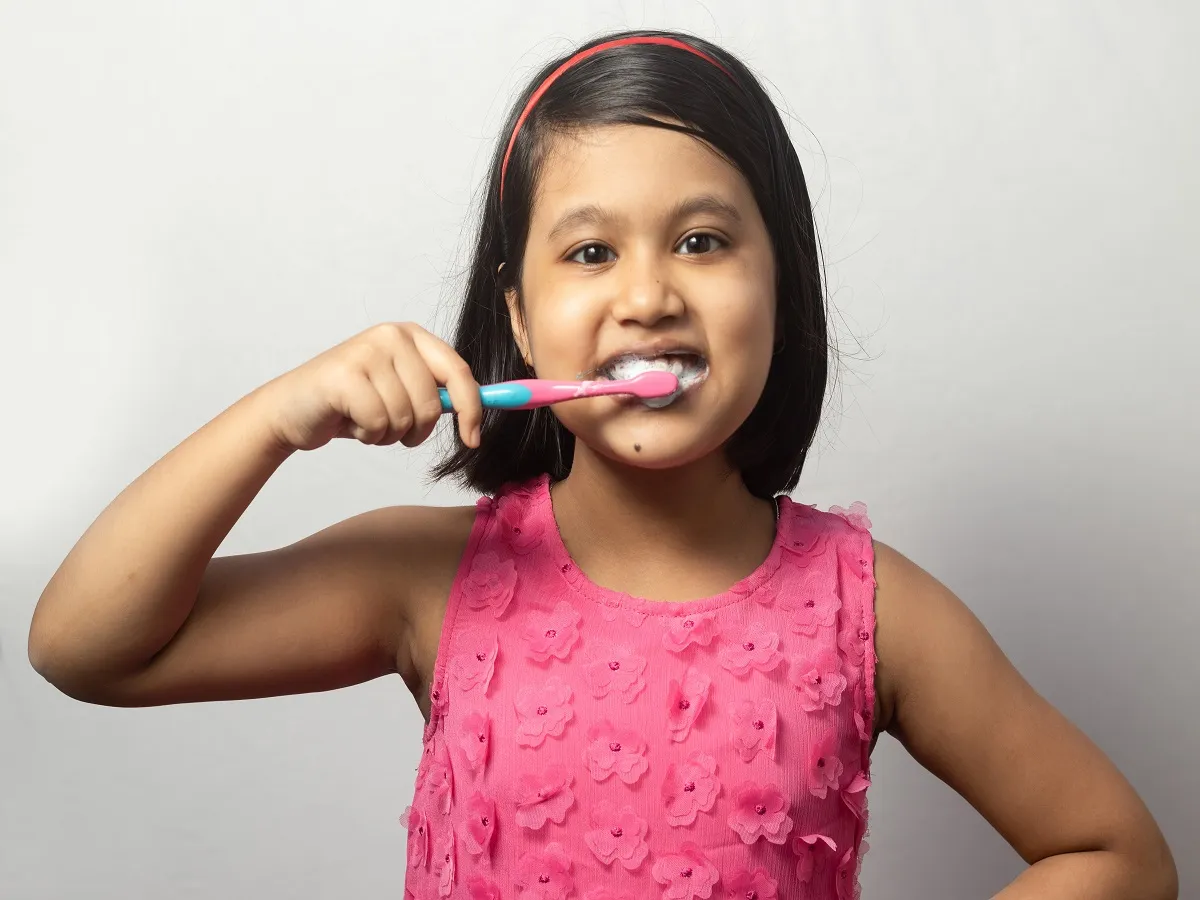 صورة لطفلة تفرش أسنانها