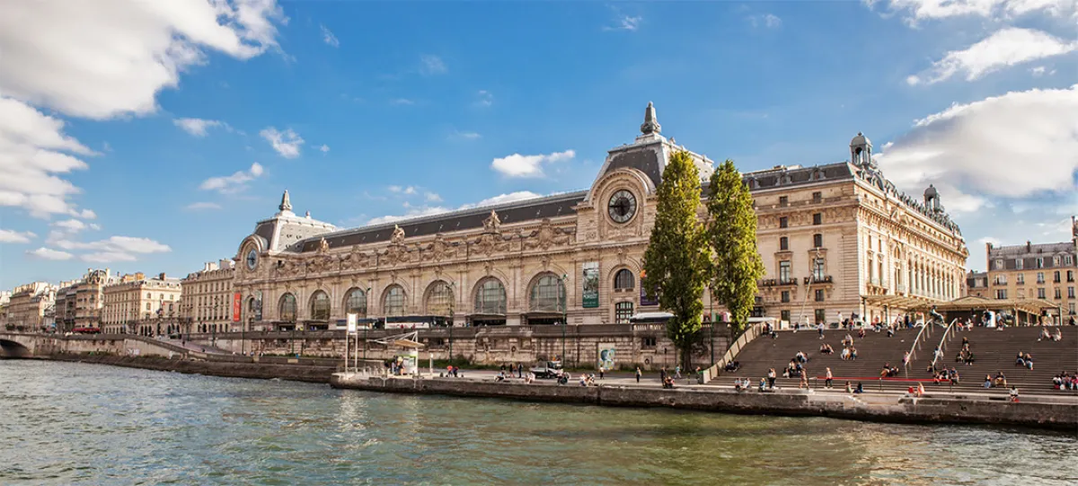 متحف أورسيه يقع على الضفة الغربية لنهر السين