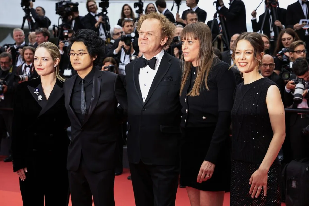 John C. Reilly (C) arrives with members of the jury Belgian actress Emilie Dequenne (L), French-Cambodian film director Davy Chou (2ndL), French film director Alice Winocour (2ndR) and German actress Paula Beer for the screening of the film "Kaibutsu" (Monster) during the 76th edition of the Cannes Film Festival in Cannes, southern France, on May 17, 2023. (Photo by Valery HACHE / AFP)