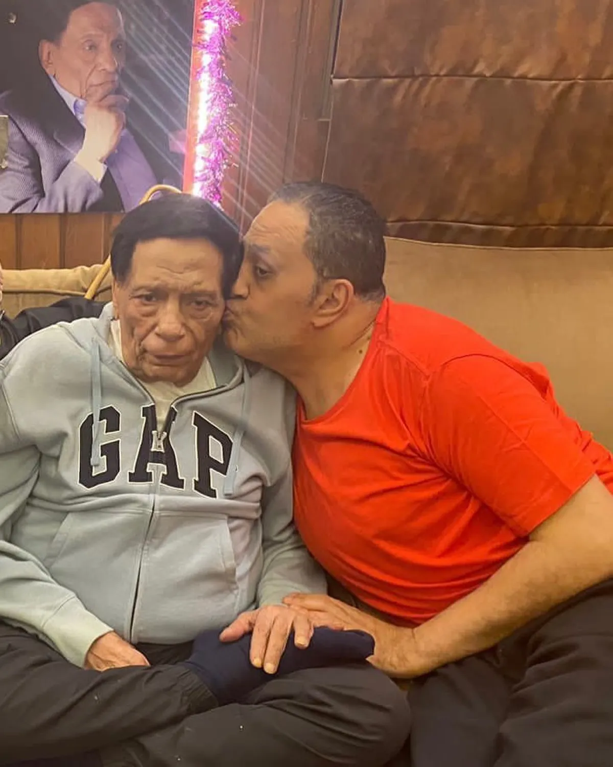 خالد سرحان برفقة الفنان عادل إمام في منزله - الصورة من صفحة خالد سرحان على انستغرام 