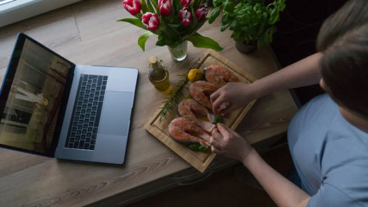 صورة لحامل تستمتع بوجبة سمك