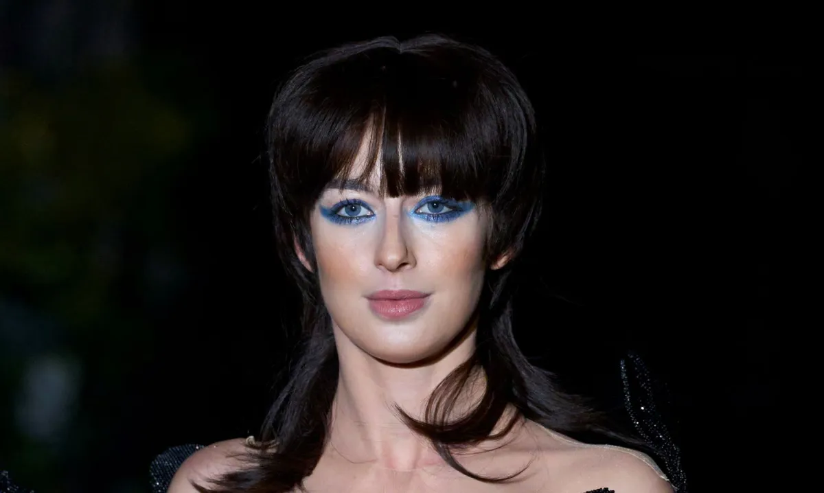 قصات شعر غرة أمامية موضة ربيع وصيف 2023