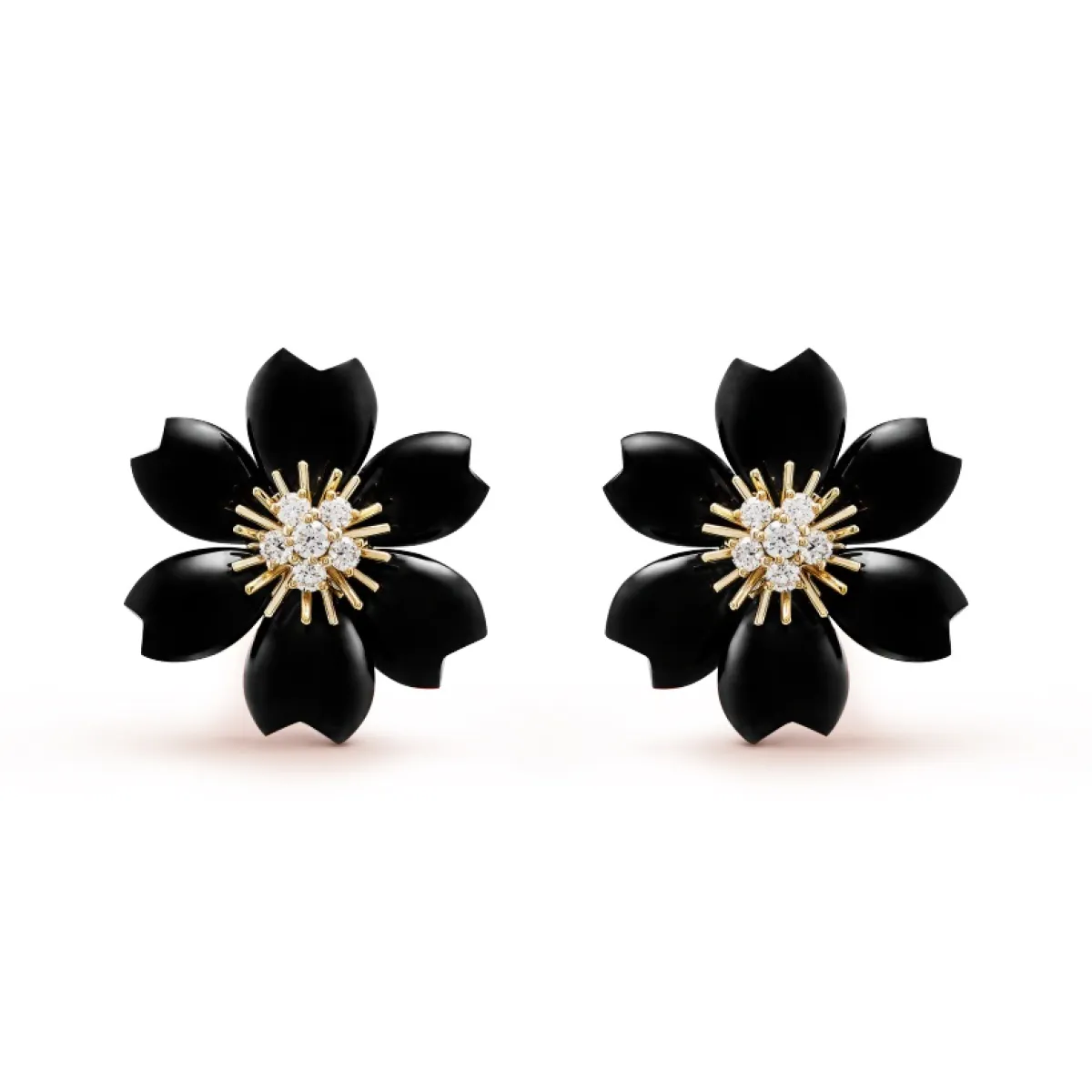 أقراط Rose de Noël من فان كليف آند أربلز Van Cleef & Arpels