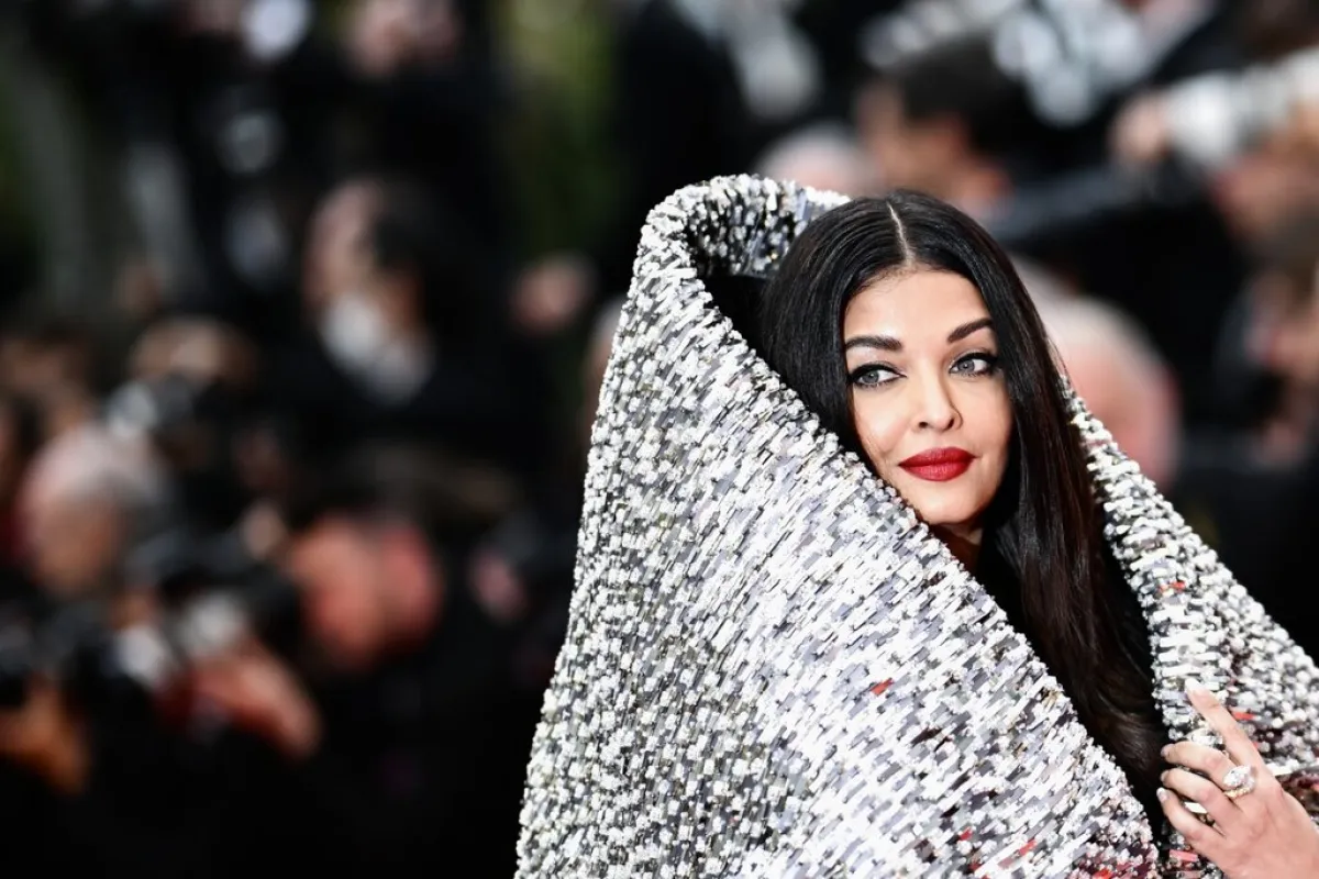 أشواريا راي باتشان  Aishwarya Rai Bachchan على السجادة الحمراء ( مصدر الصورة  LOIC VENANCE / AFP)