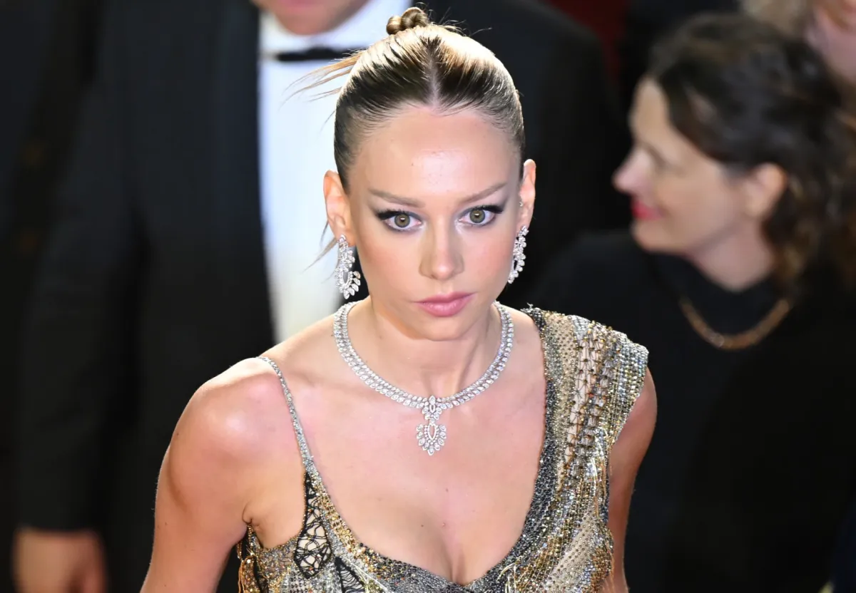 الممثلة الإسبانية إستر إكسبوزيتو Ester Exposito في عرض فيلم Perdidos en la Noche في مهرجان كان السينمائي 2023  (مصدر الصورة Antonin THUILLIER / AFP)