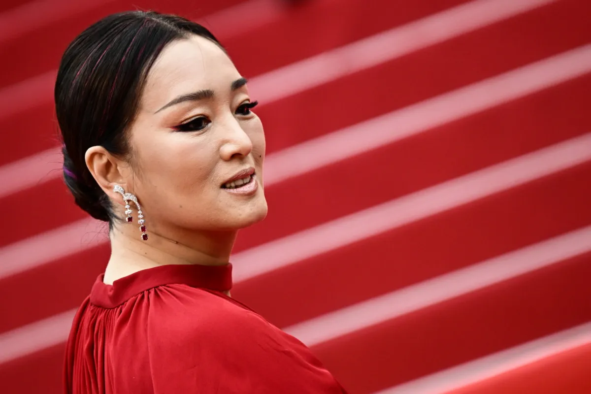 الممثلة الصينية غونع لي Gong Li في عرض فيلم Indiana Jones and the Dial of Destiny في مهرجان كان السينمائي 2023 (مصدر الصورة LOIC VENANCE / AFP)