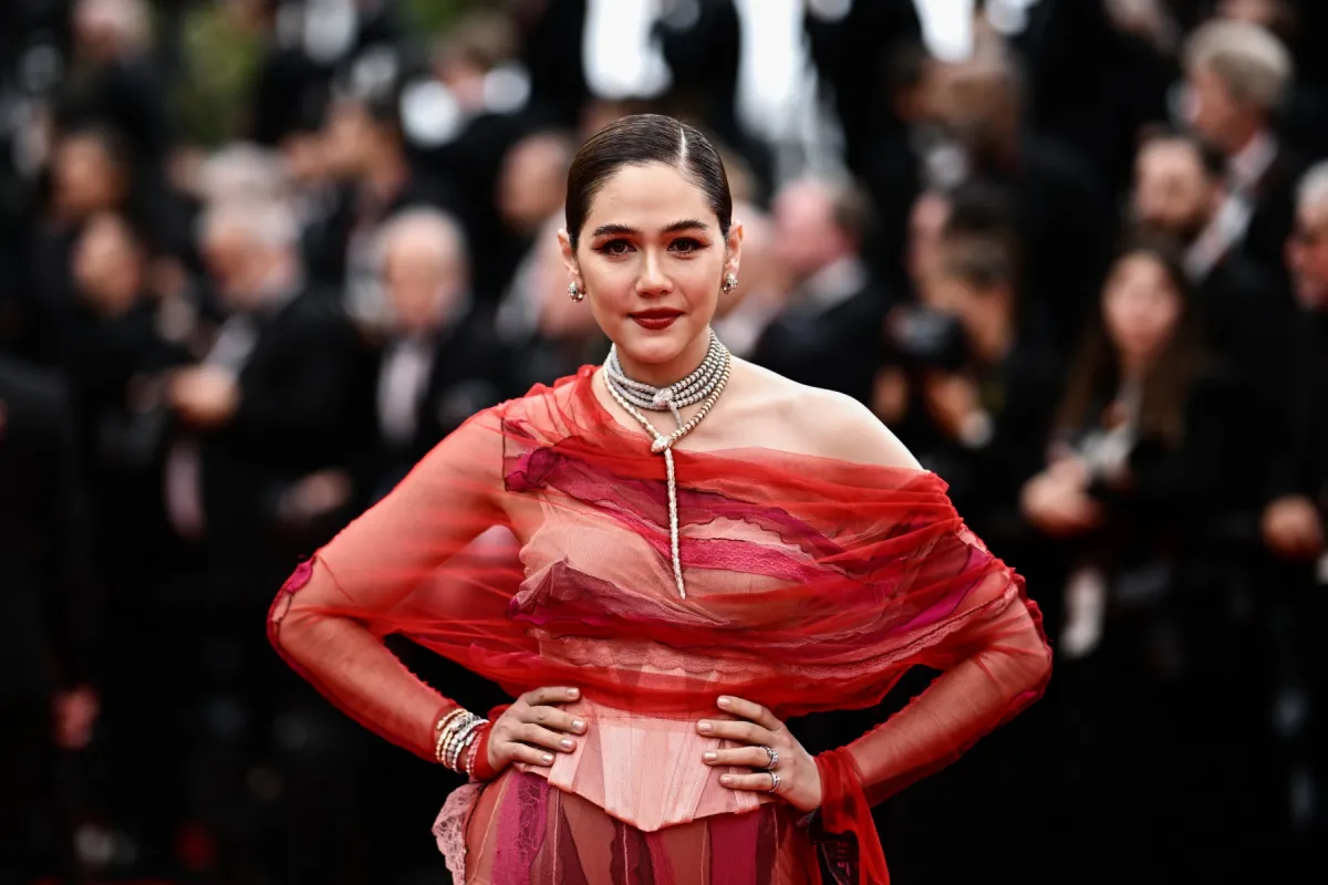 الممثلة البريطانية التايلاندية أرايا هارغيت في عرض فيلم Indiana Jones and the Dial of Destiny في مهرجان كان السينمائي 2023 (مصدر الصورة LOIC VENANCE / AFP)