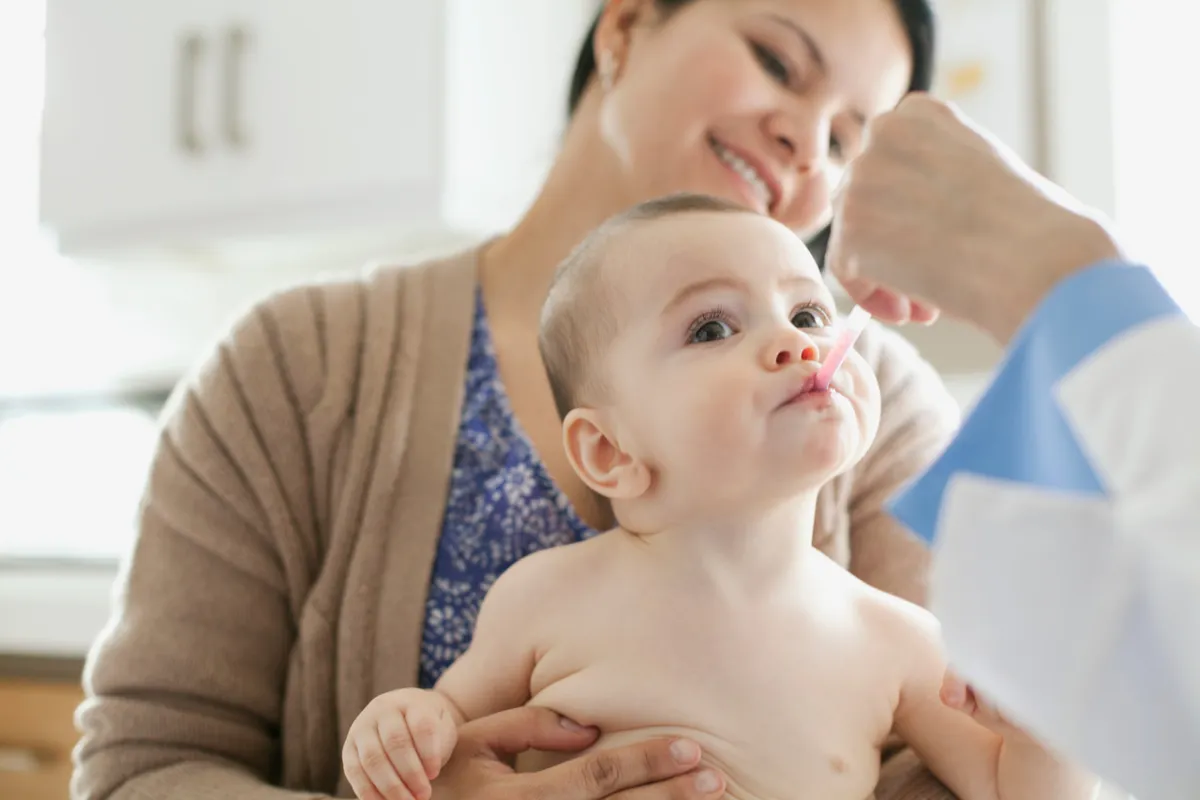 صورة لإعطاء الرضيع فيتامين د