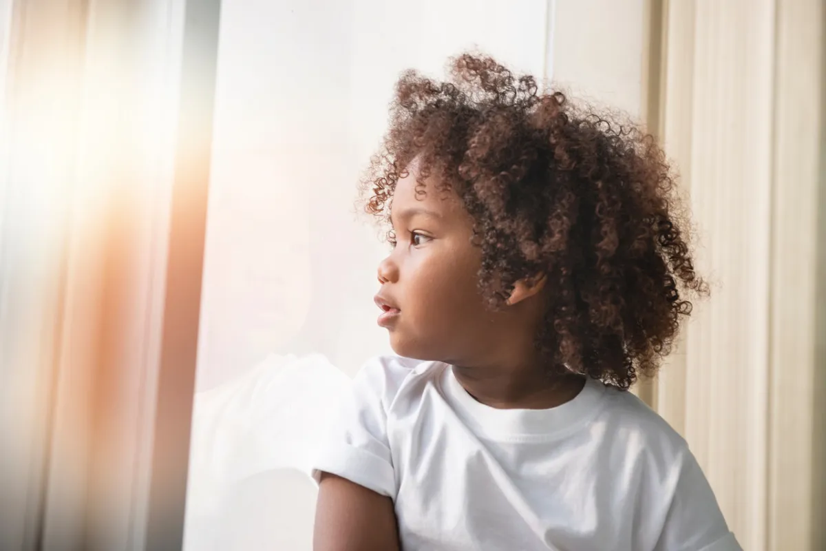 صورة طفل أسمر