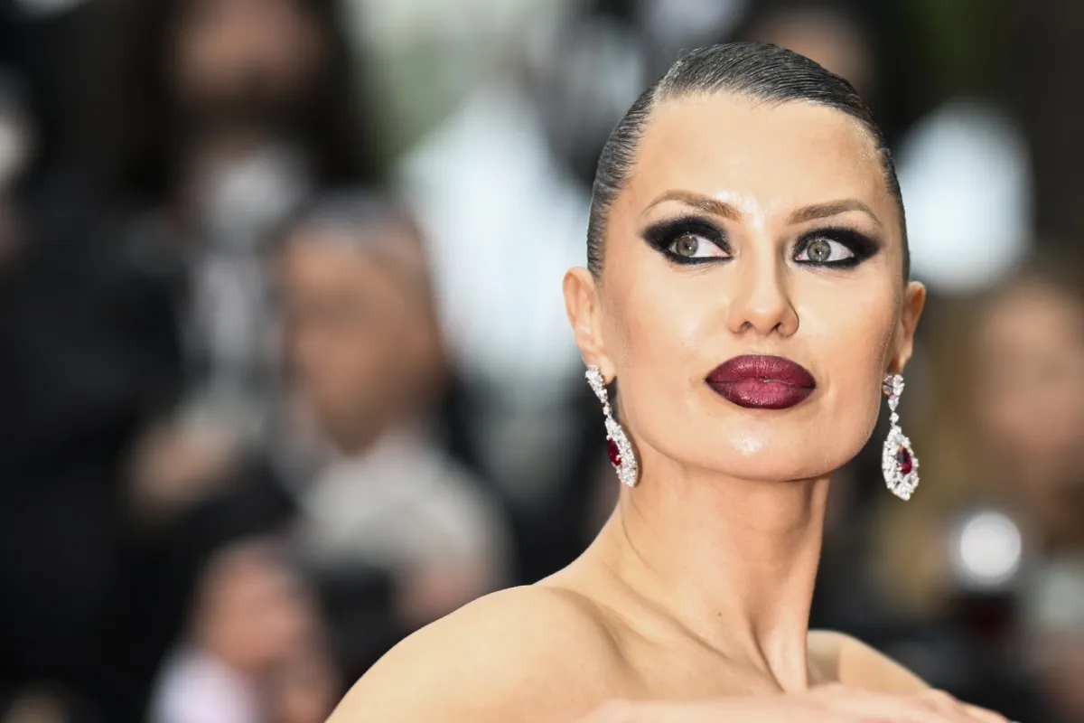 عارضة الأزياء الروسية فيكتوريا بونيا Victoria Bonya في عرض فيلم Indiana Jones and the Dial of Destiny في مهرجان كان السينمائي 2023 (مصدر الصورة Patricia DE MELO MOREIRA / AFP)