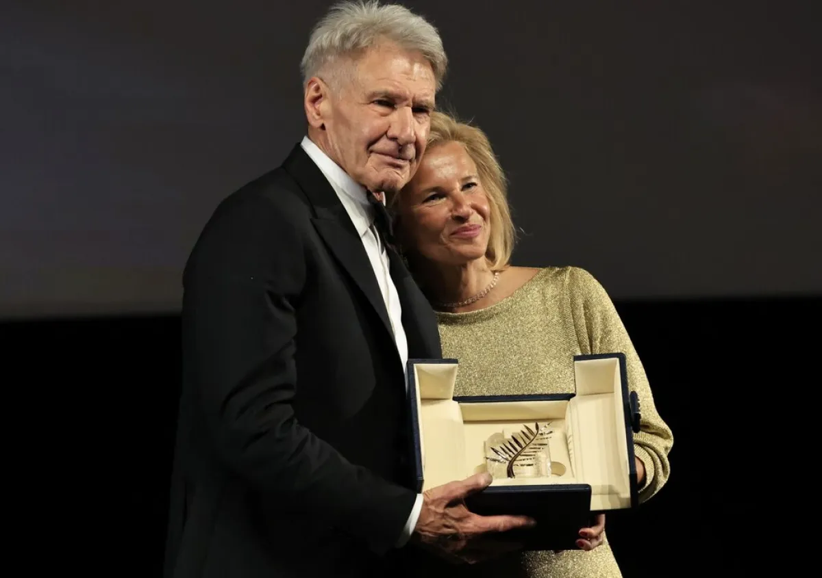 هاريسون فورد  Harrison Ford  والمخرجة ايريس نوبلوخ Iris Knobloch خلال تسلمه الجائزة (المصدر : Valery HACHE / AFP)