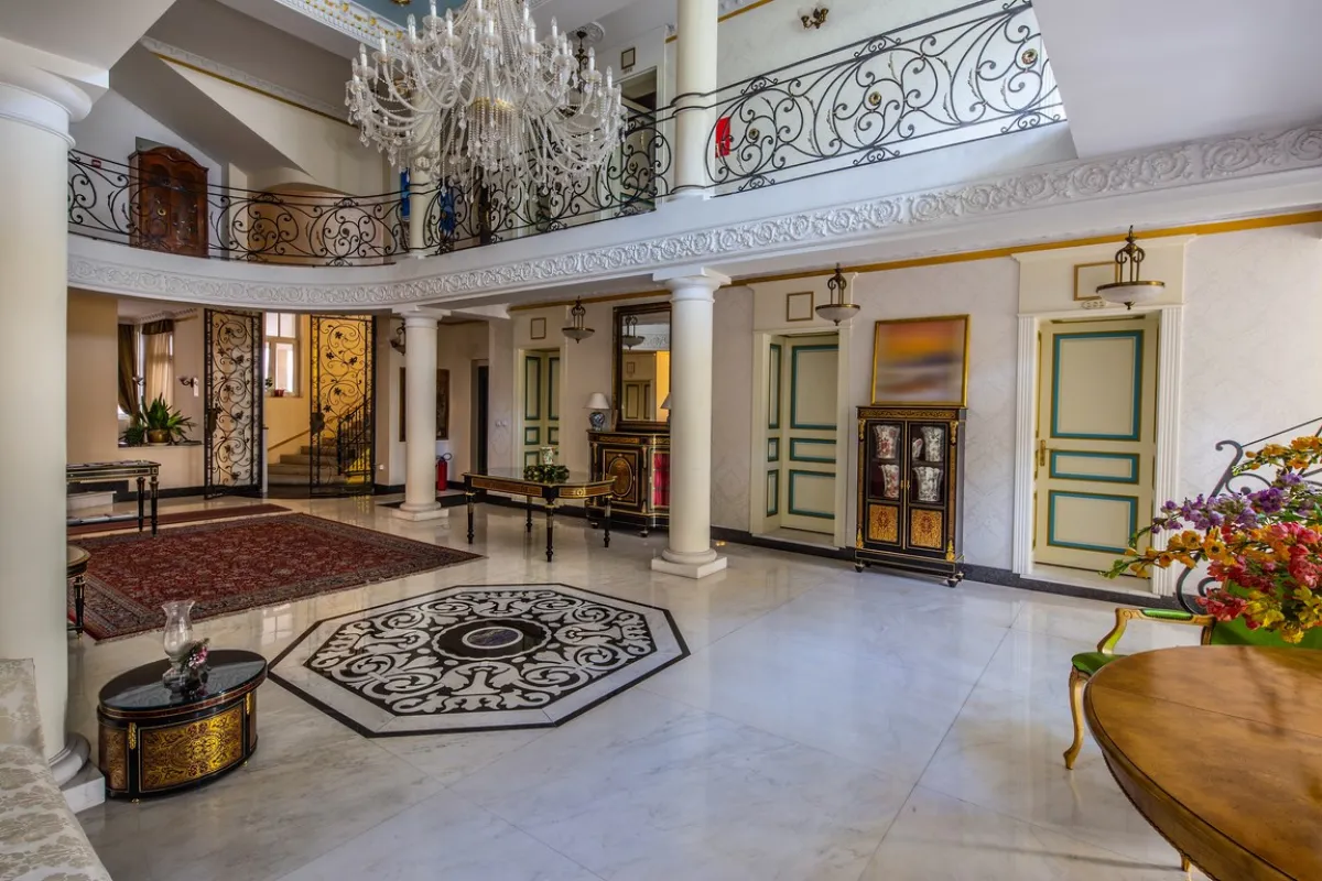 لكل عمود قاعدة وتاج