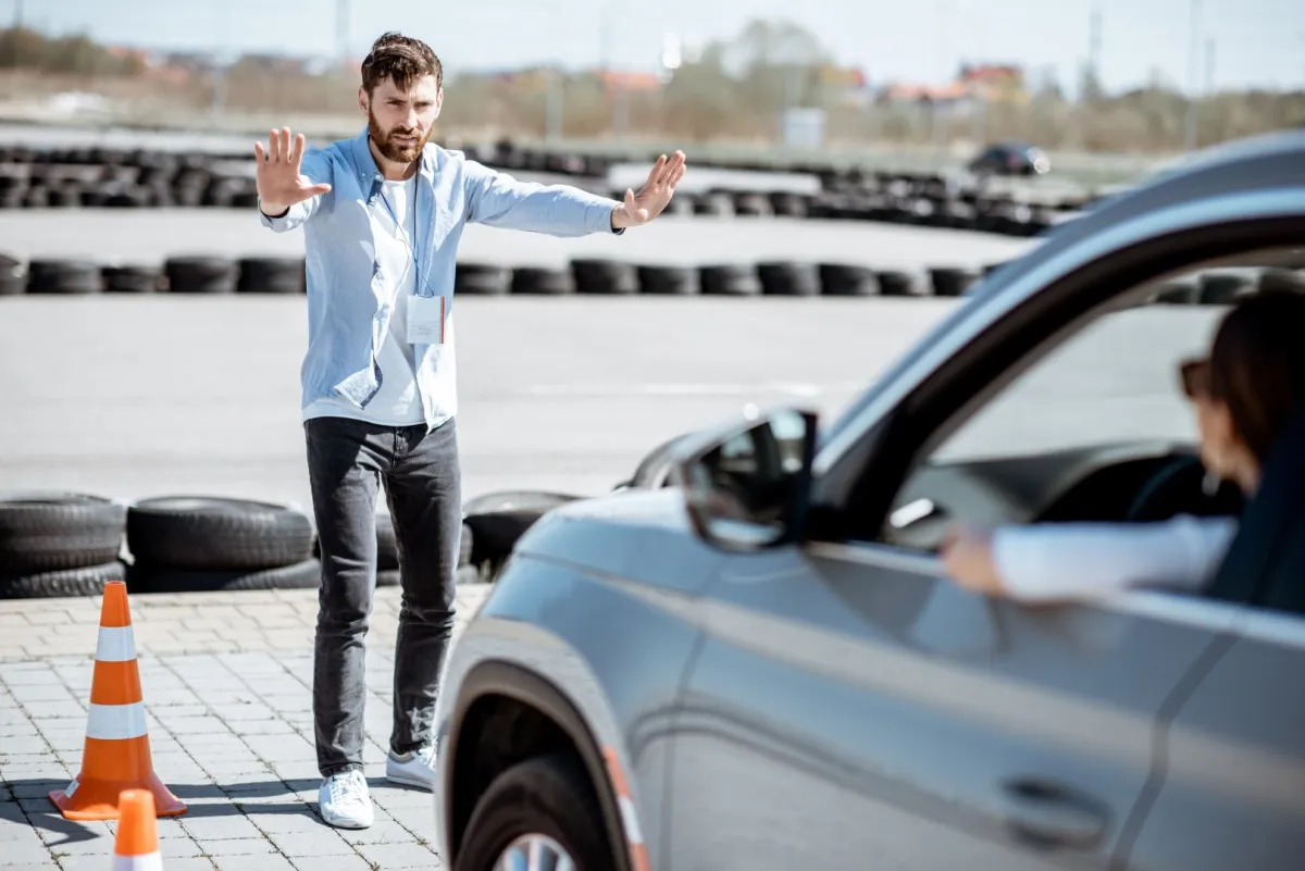 كيفية اصطفاف السيارة بين سيارتين