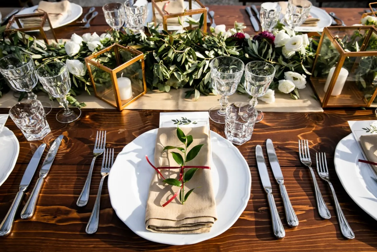 طاولة مُنسّقة لديكور حفل الزفاف