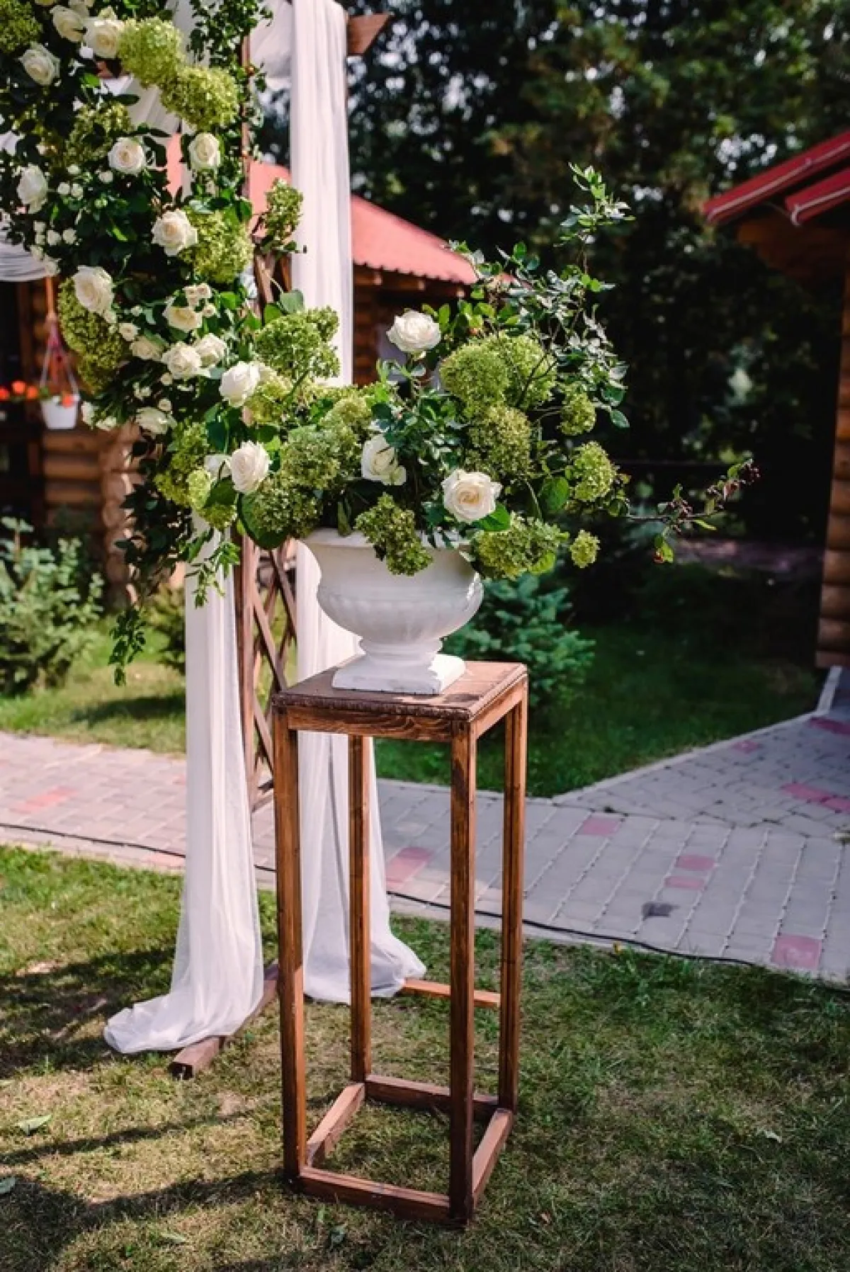 طاولة خشبية