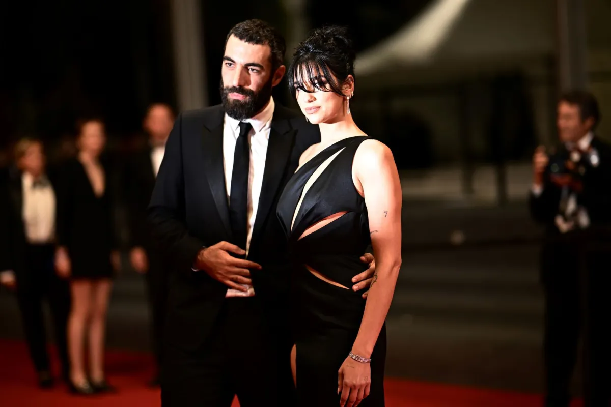 French director Romain Gavras رومان غارفاس and British singer and model Dua Lipa دوا ليبا arrive for the screening of the film "Omar la Fraise"during the 76th edition of the Cannes Film Festival in Cannes, southern France, on May 20, 2023. (Photo by LOIC VENANCE / AFP :مصدر الصورة)