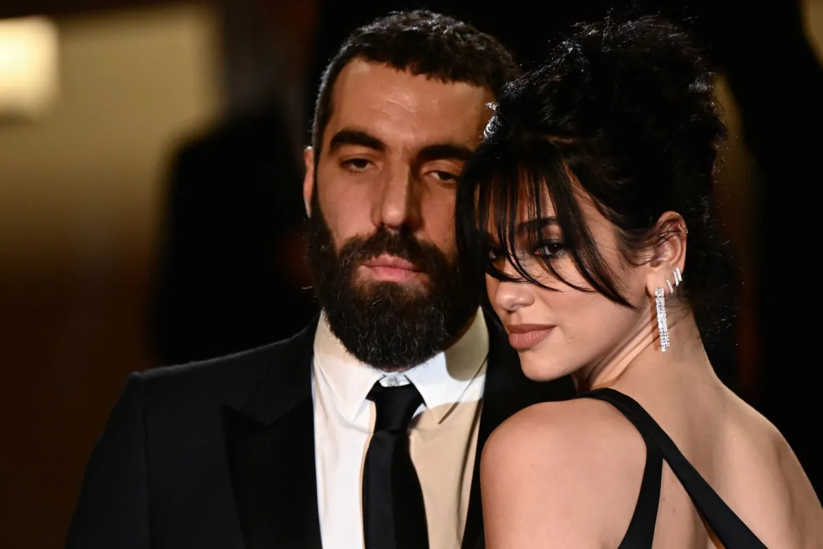 French director Romain Gavras (رومان غافراس) and British singer and model Dua Lipa (دوا ليبا)arrive for the screening of the film "Omar la Fraise" (The King of Algiers) during the 76th edition of the Cannes Film Festival in Cannes, southern France, on May 20, 2023. (Photo by LOIC VENANCE / AFP)