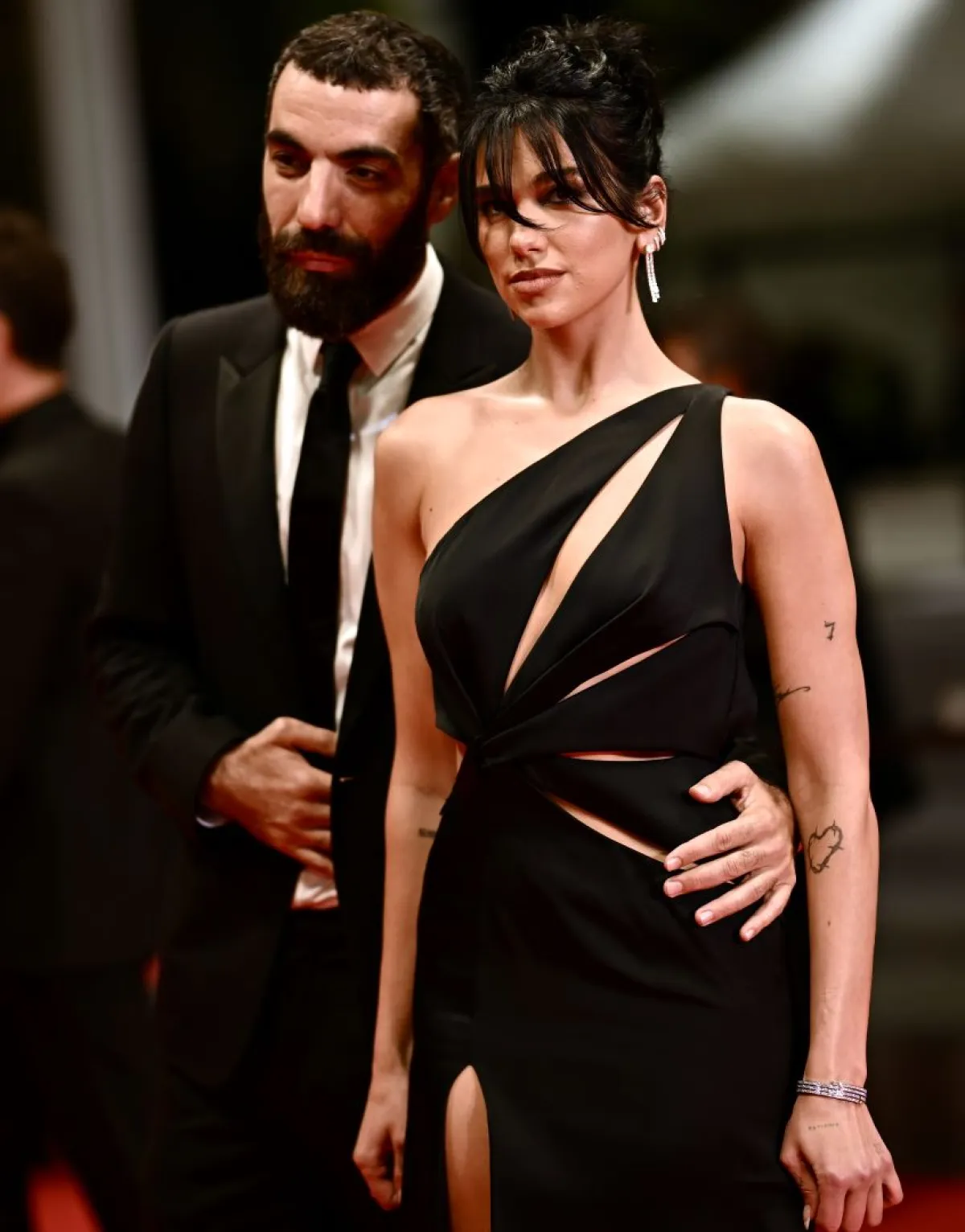 French director Romain Gavras (رومان غافراس) and British singer and model Dua Lipa (دوا ليبا)arrive for the screening of the film "Omar la Fraise" (The King of Algiers) during the 76th edition of the Cannes Film Festival in Cannes, southern France, on May 20, 2023. (Photo by LOIC VENANCE / AFP)