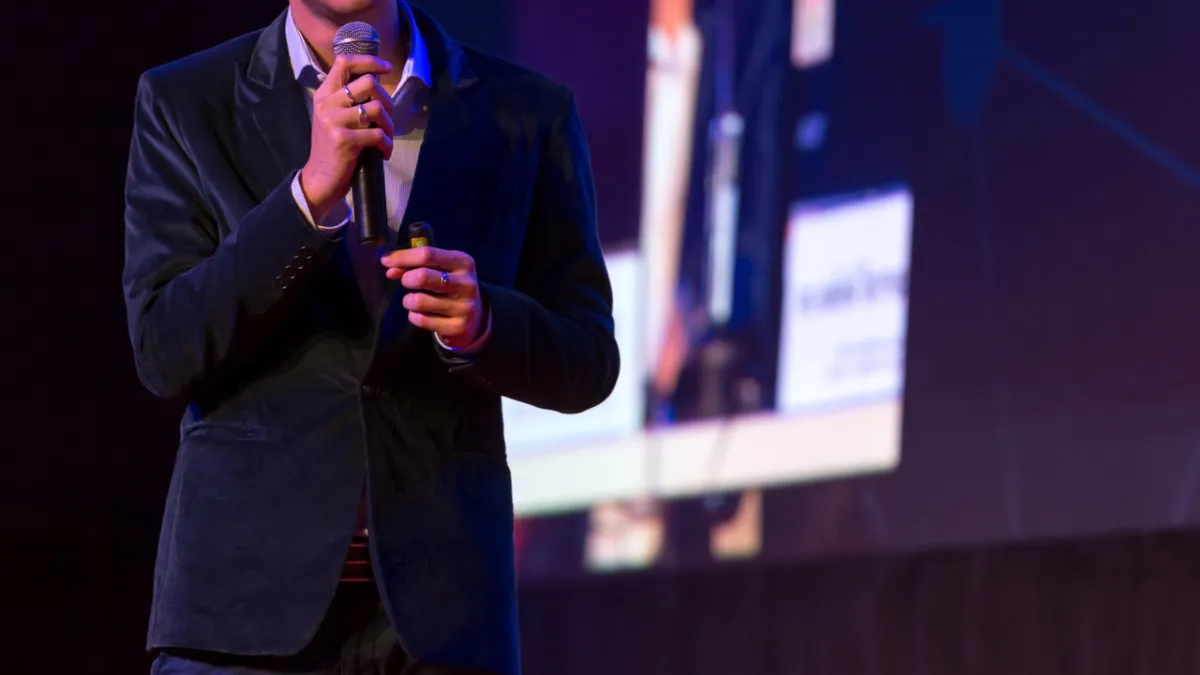 صورة رجل يلقي خطاباً 