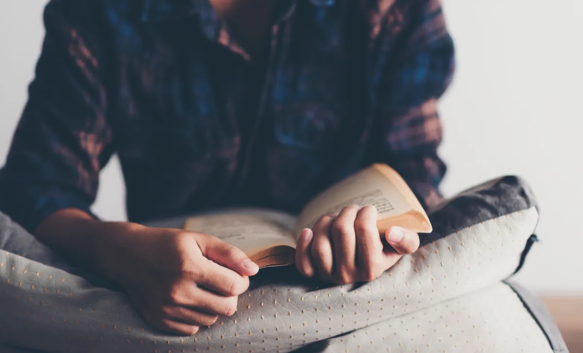 صورة رجل يقرأ