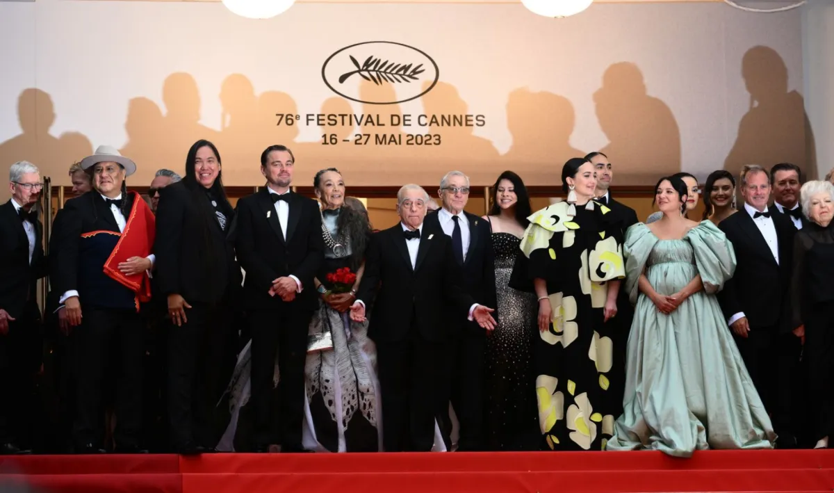 من اليسار الممثل ويليام بيلو (William Belleau)، الممثل الأمريكي ليوناردو دي كابريو (Leonardo DiCaprio)، الممثلة الكندية تانتو كاردينال (Tantoo Cardinal)، المخرج الأمريكي مارتن سكورسيزي (Martin Scorsese)، الممثل الأمريكي روبرت دي نيرو (Robert De Niro)، الممثلة كارا جيد ميرز (Cara Jade Myers)، الممثلة الأمريكية لي لي جلادستون (Lily Gladstone)، والممثل الأمريكي جيليان ديون (Jillian Dion) في مهرجان كان 2023. مصدر الصورة: CHRISTOPHE SIMON / AFP.