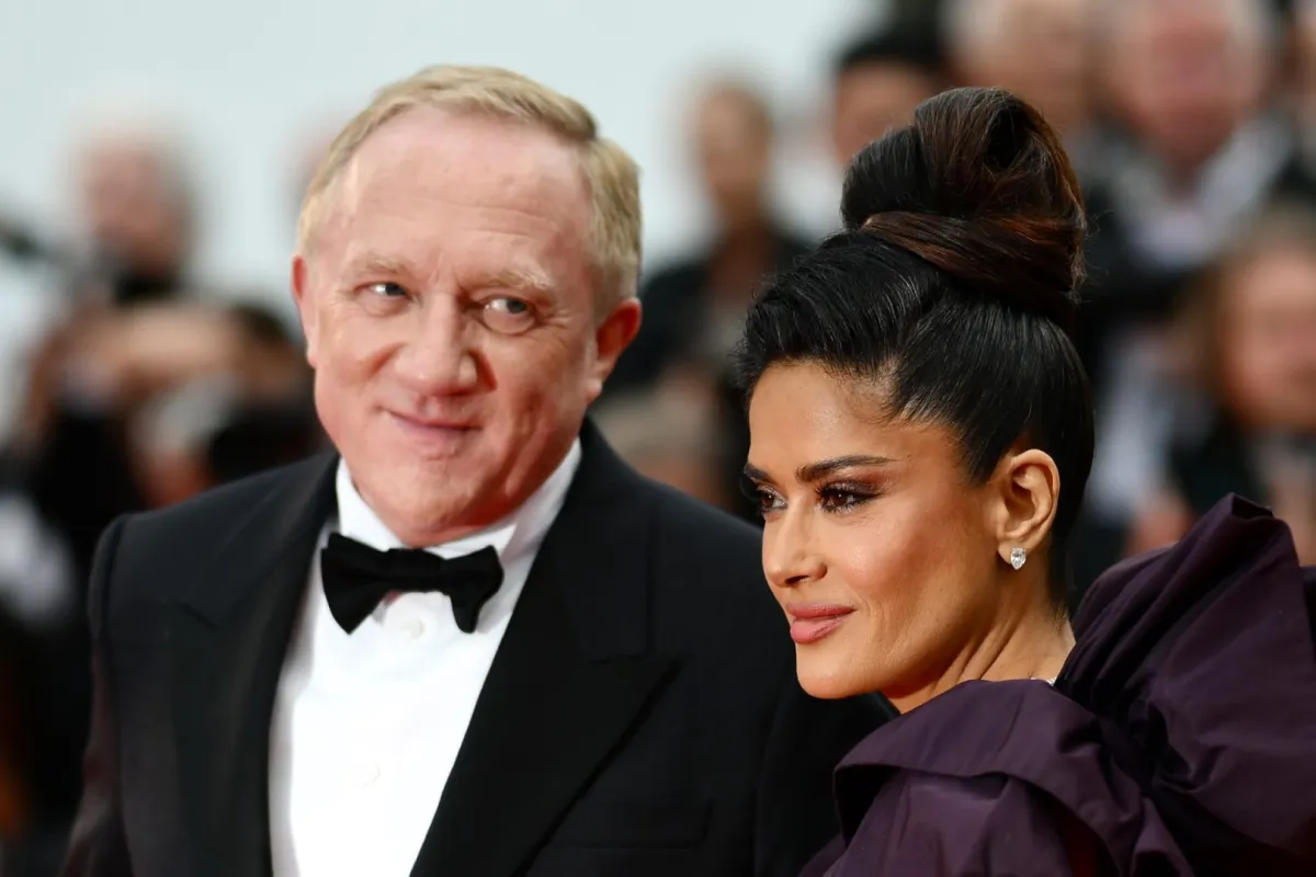 French businessman Francois-Henri Pinault (فرنسواه هنري بينوه) and US-Mexican actress Salma Hayek Pinault سلمى حايك during the 76th edition of the Cannes Film Festival in Cannes, southern France, on May 20, 2023. (Photo by CHRISTOPHE SIMON / AFP / )