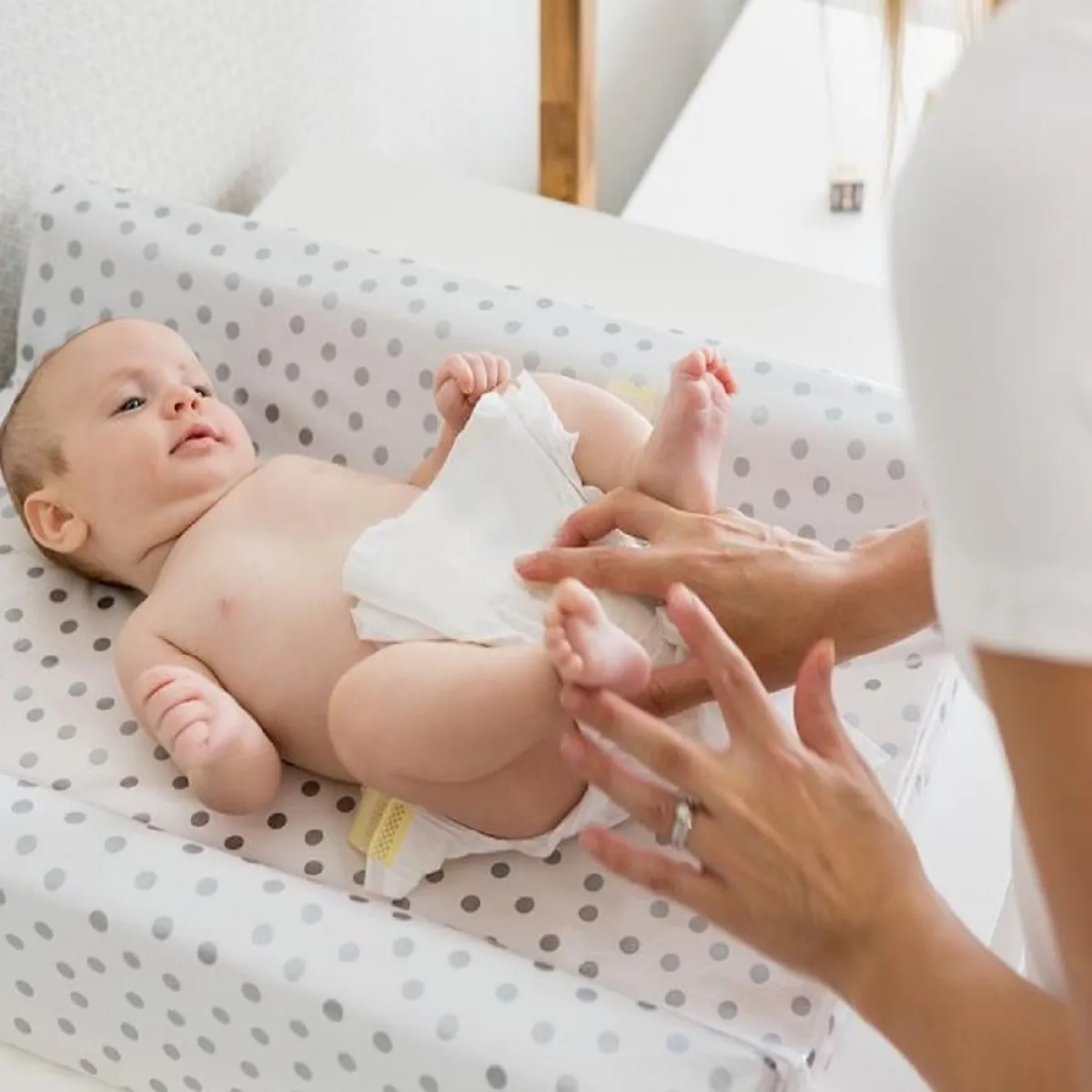 صورة لطفل يغير حفاضه