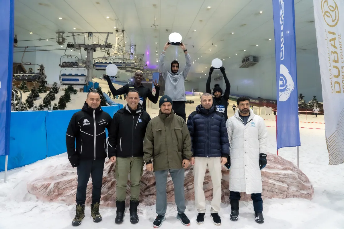 العداء الإماراتي محمد الحساني يتوج بالمركز الأول للنسخة الرابعة من سباق دبي للجري الثلجي - الصورة من وام