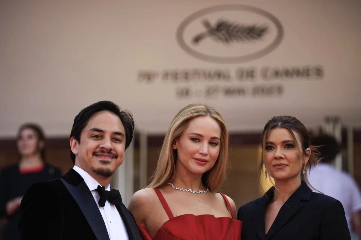 من مهرجان كان: الممثلة الأمريكية جينيفر لورانس (Jennifer Lawrence)، المنتج جوستين سياروتشي (Justine Ciarrocchi). مصدر الصورة: Valery HACHE / AFP