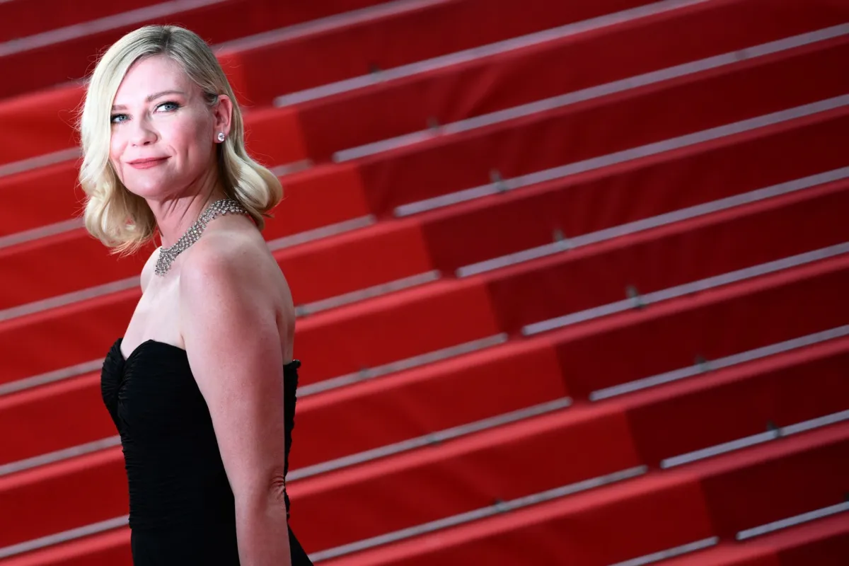 الممثلة الأميركية كريستن دانست في عرض فيلم Killers of the Flower Moon في مهرجان كان السينمائي 76 (مصدر الصورة CHRISTOPHE SIMON / AFP)
