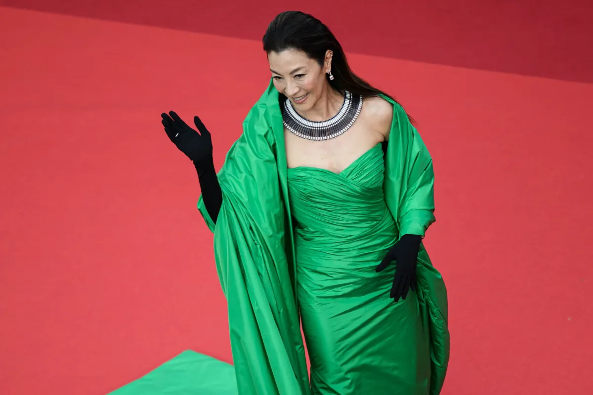 الممثلة الماليزية ميشيل يوه Michelle Yeoh في عرض فيلم Firebrand في مهرجان كان السينمائي 76 (مصدر الصورة LOIC VENANCE / AFP)