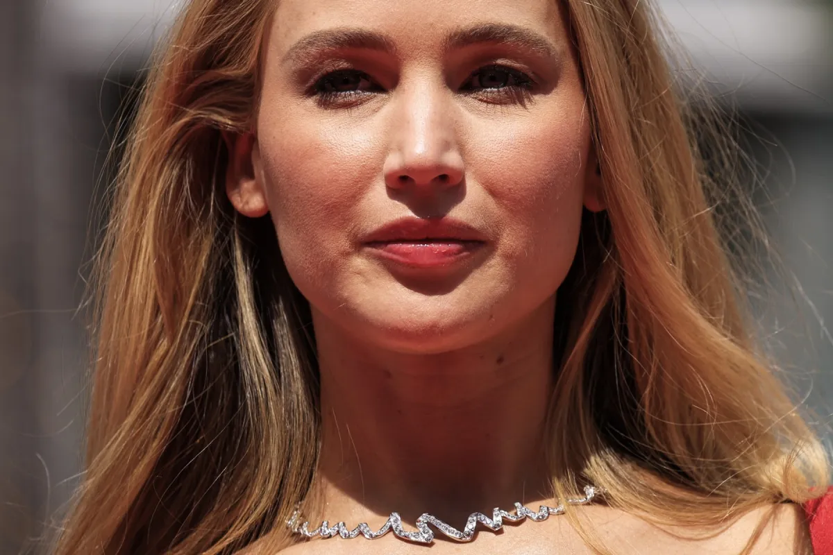 الممثلة الأميركية جينفير لورانس Jennifer Lawrence من عرض فيلم Bread and Roses في مهرجان كان السينمائي 76 (مصدر الصورة Valery HACHE / AFP)