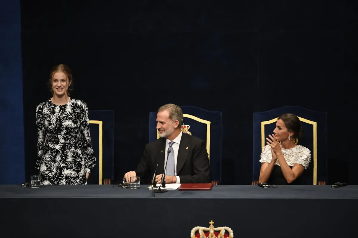 من اليسار: الأميرة ليونور (Leonor)، الملك فيليب (King Felipe) والملكة ليتيزيا (Queen Letizia). مصدر الصورة: RIOPA / AFP