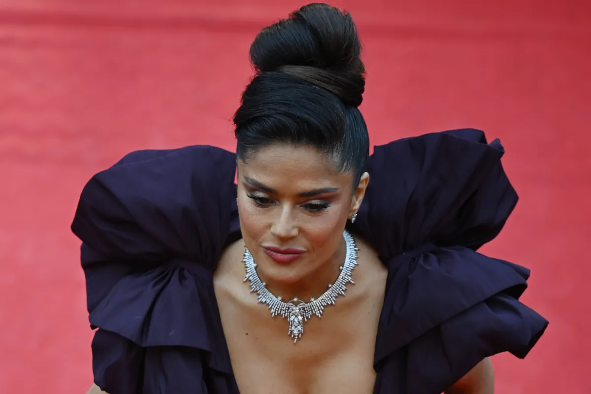 الممثلة الأميركية المكسيكية سلمى حايك Salma Hayek في عرض فيلم Killers of the Flower Moon في مهرجان كان السينمائي 76 (مصدر الصورة Antonin THUILLIER / AFP)