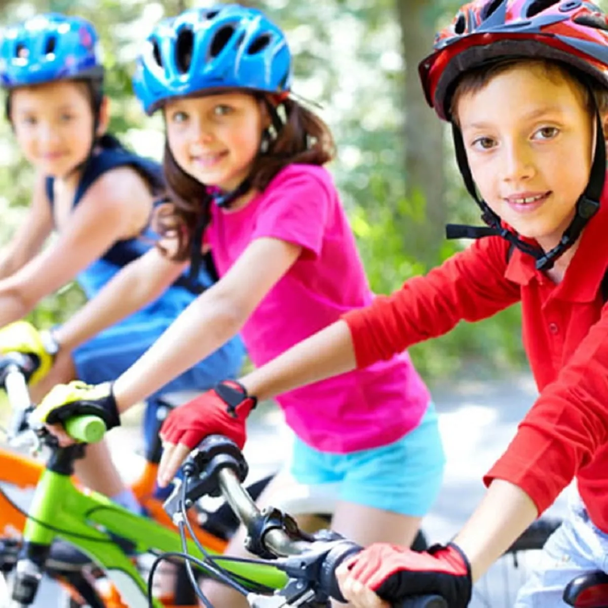 صورة لفتيات صغيرات يركبن العجل