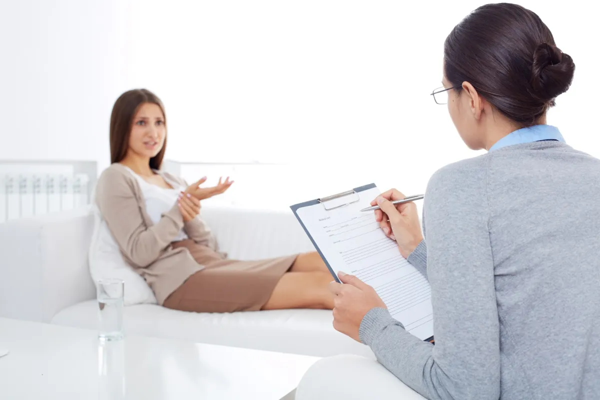 لماذا لا يجب أن يصبح المعالج النفسي صديقاً؟ (المصدر: Freepik)