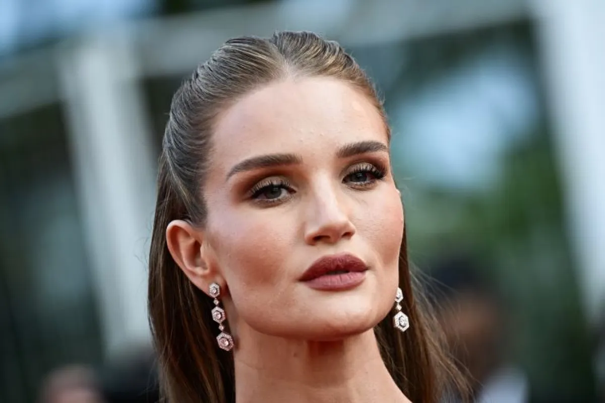 روزي هنتغتون وايتلي Rosie Huntington-Whiteley