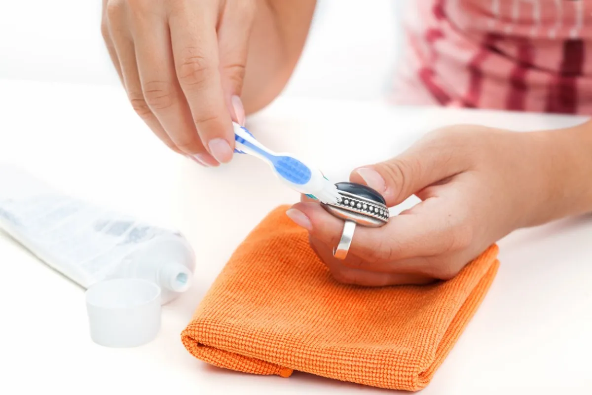 معجون الأسنان يُستخدم في تلميع الخاتم الفضّة